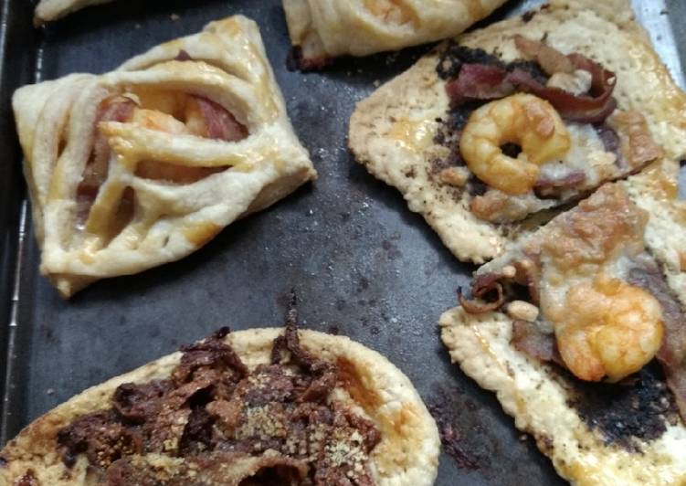 Empanadas de camarón, cebollas caramelizadas y tocino al brandy