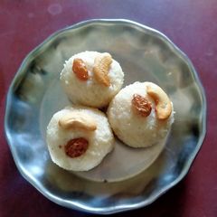 Rava Laddu A picture of Rava Laddu.