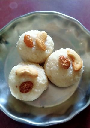 A picture of Rava Laddu.