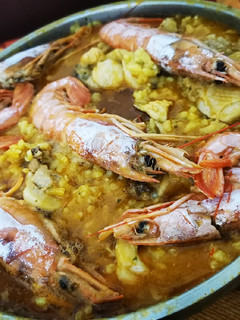 Una foto de Arroz con pollo y gambones