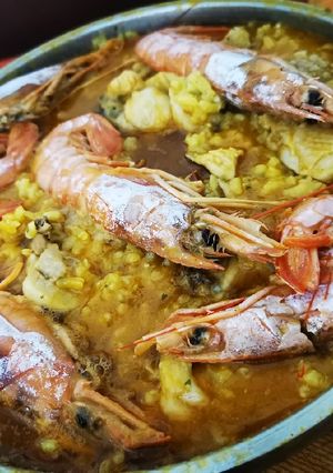 Una foto de Arroz con pollo y gambones