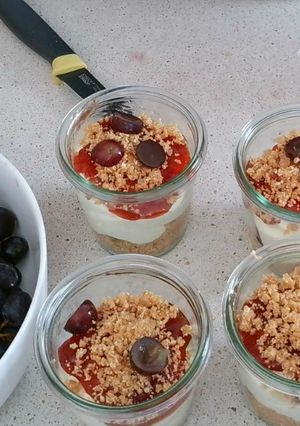 Una foto de Vasitos de Mousse de Queso y Uvas