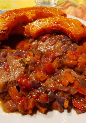 Una foto de Peceto a la olla acompañado con zapallo calabaza al horno