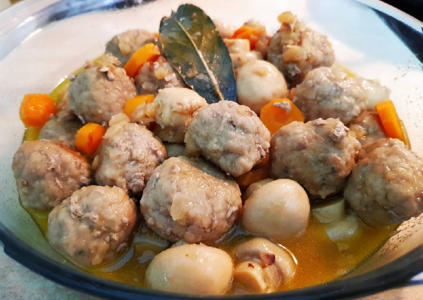 Albóndigas caseras con zanahorias y champiñones