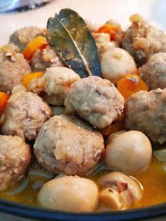 Una foto de Albóndigas caseras con zanahorias y champiñones