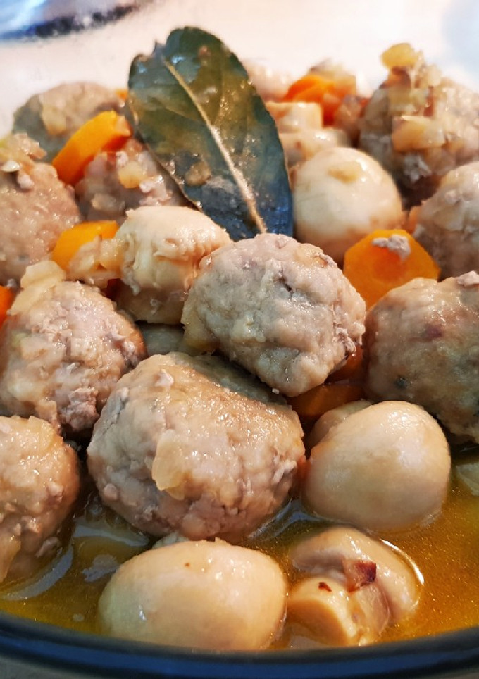 Una foto de Albóndigas caseras con zanahorias y champiñones