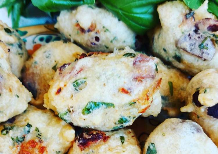 Pettole pugliesi con alici olive pomodorini secchi e basilico