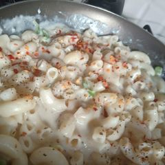 A picture of White souce pasta.