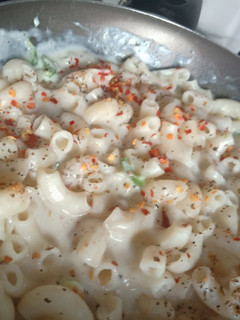 A picture of White souce pasta.