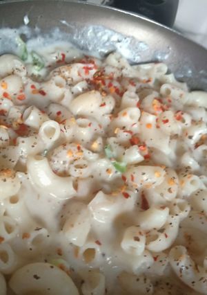 A picture of White souce pasta.