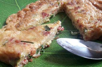 Bagaimana Menyiapkan Omelet bihun daging, Bisa Manjain Lidah