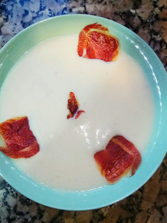 Una foto de Crema de puerros o vichyssoise, con crujiente de jamón