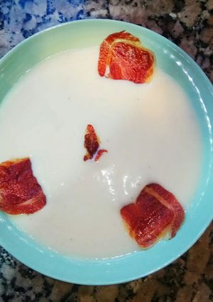 Una foto de Crema de puerros o vichyssoise, con crujiente de jamón