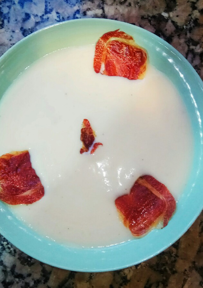 Una foto de Crema de puerros o vichyssoise, con crujiente de jamón