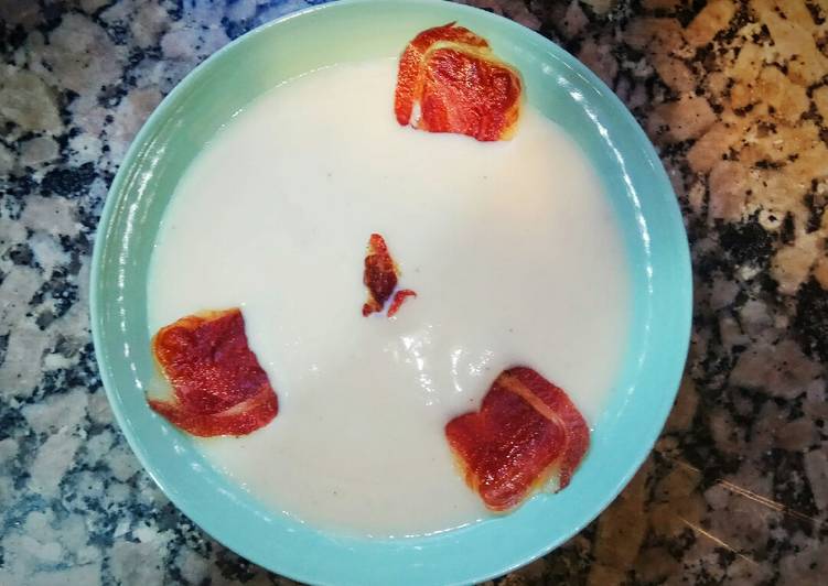 Crema de puerros o vichyssoise, con crujiente de jamón