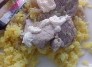 Una foto de Solomillo frito acompañado de Arroz con azafrán