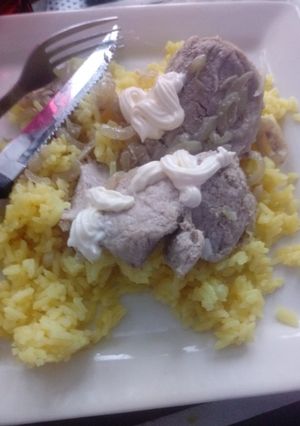 Una foto de Solomillo frito acompañado de Arroz con azafrán