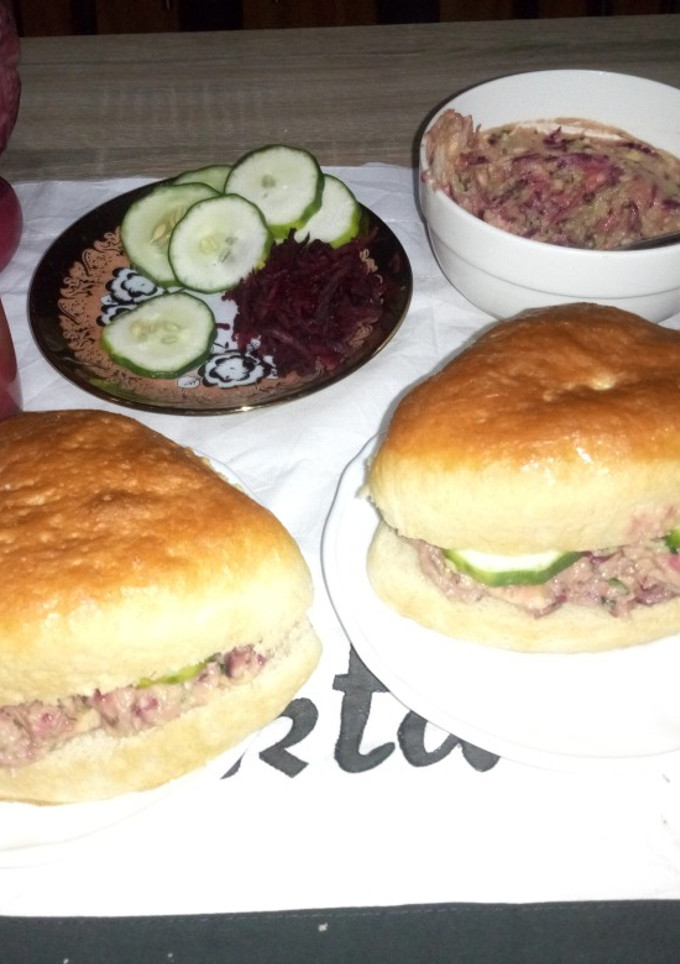 A picture of Buns with ovacado,beetrootpaste n cucumber and fruit juice.