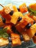 Brochetas de melón y papaya con sésamo tostado ideal para dietas de adelgazamiento