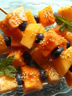Una foto de Brochetas de melón y papaya con sésamo tostado ideal para dietas de adelgazamiento