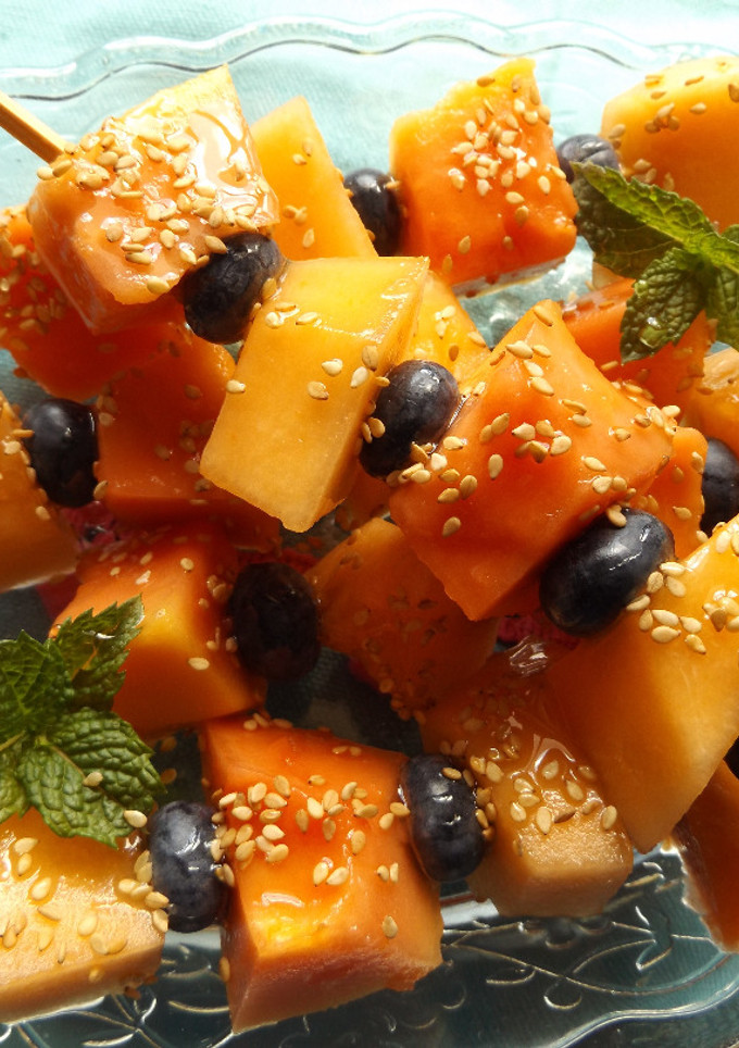 Una foto de Brochetas de melón y papaya con sésamo tostado ideal para dietas de adelgazamiento