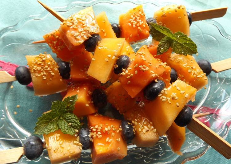 Brochetas de melón y papaya con sésamo tostado ideal para dietas de adelgazamiento
