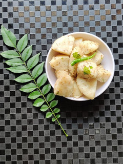 चटपटी रवा इडली (chatpati rava idli recipe in Hindi) रेसिपी मुख्य फोटो