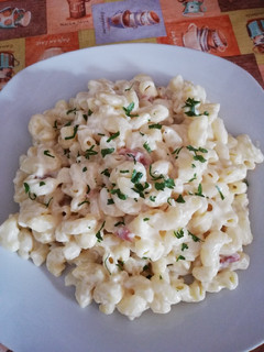 Una foto de Macarrones con salsa alfredo