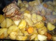 Una foto de bondiola de cerdo al horno con guarniciones