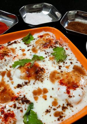 દહીં વડા (Dahi Vada Recipe In Gujarati) રેસીપી મુખ્ય ફોટો