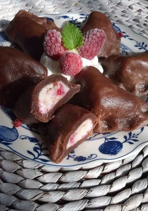 Zdjęcie przepisu Czekoladowe pierogi z twarogiem i malinami.