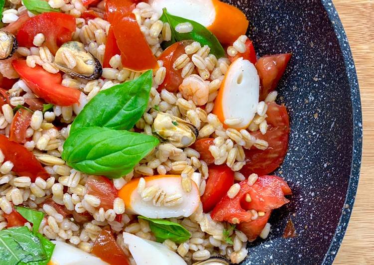 Insalata fredda di orzo al profumo di mare