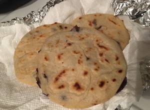 https://img-global.cpcdn.com/recipes/cd945a4fdfc49a42/300x220cq70/pupusas-de-frijoles-y-queso-recipe-main-photo.jpg