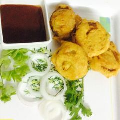 A picture of Cheese stuffed onion fritters.
