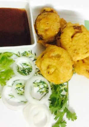 A picture of Cheese stuffed onion fritters.