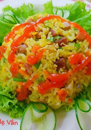 Hình của món Cơm chiên trứng,lạp xưởng,xúc xích và rau củ.