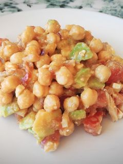 Una foto de Ensalada de garbanzos