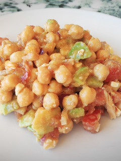 Una foto de Ensalada de garbanzos