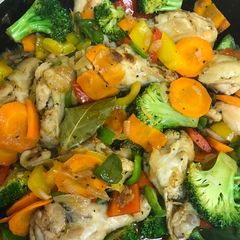 Chicken drumsticks with vegetables A picture of Chicken drumsticks with vegetables.