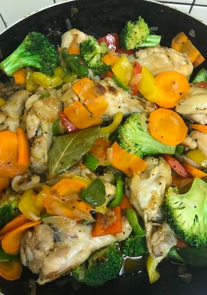 A picture of Chicken drumsticks with vegetables.