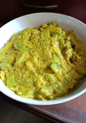 A picture of Jhinge aloo posto (ridged.