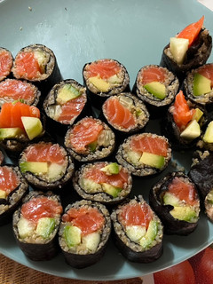 Una foto de Makis de quinoa, salmón, pepino y aguacate