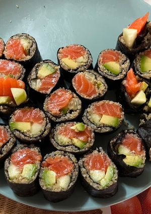 Una foto de Makis de quinoa, salmón, pepino y aguacate