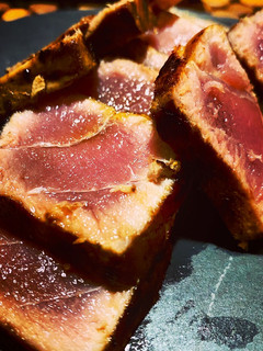 Una foto de Tataki de atún con mahonesas de soja y kimchi