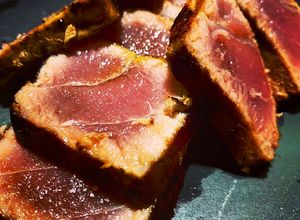 Foto principal de Tataki de atún con mahonesas de soja y kimchi