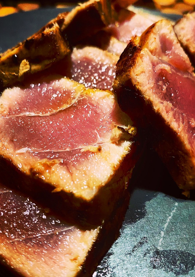 Una foto de Tataki de atún con mahonesas de soja y kimchi