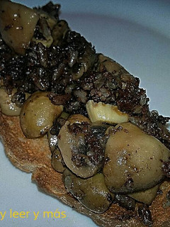 Una foto de Tosta de champiñones y morcilla
