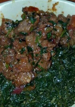 A picture of Wet fried beef with steamed kales.