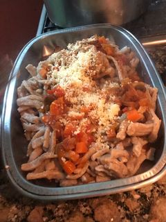 Una foto de Fideos “spaghetti” como los hacia mi abuela, pero de harina de garbanzos y con salsa de portobellos