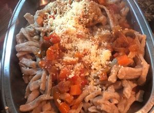 Una foto de Fideos “spaghetti” como los hacia mi abuela, pero de harina de garbanzos y con salsa de portobellos